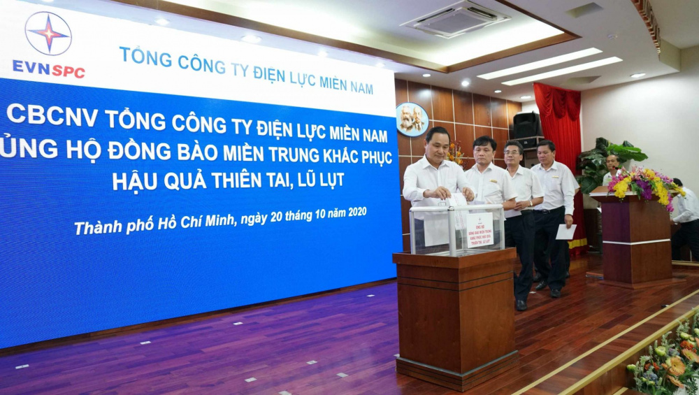 Lãnh dạo EVNSPC trực tiếp quyên góp ủng hộ đồng bào miền Trung