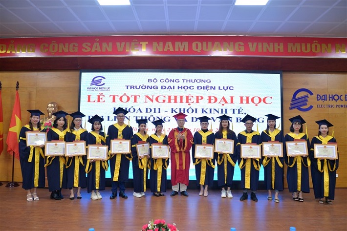 Để ghi nhận những nỗ lực, cố gắng của các sinh viên trong toàn khóa học, Hiệu trưởng Nhà trường đã quyết định trao tặng giấy khen cho sinh viên có thành tích học tập xuất sắc, giỏi…