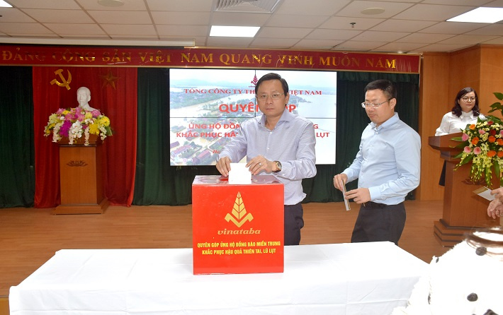 Ông Hồ Lê Nghĩa, Chủ tịch Hội đồng thành viên Vinataba ủng hộ đồng bào miền Trung khắc phục khó khăn lũ lụt