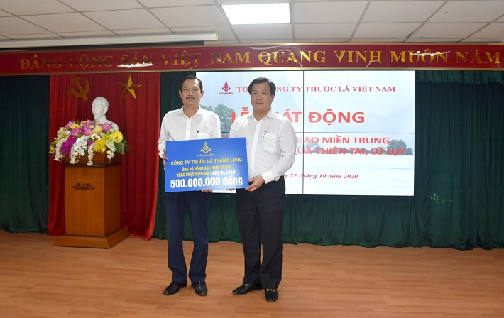 Công ty thuốc lá thăng long trao quà