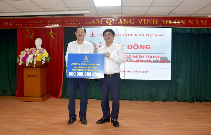 Đại diện Công ty Thuốc lá Sài Gòn trao quà