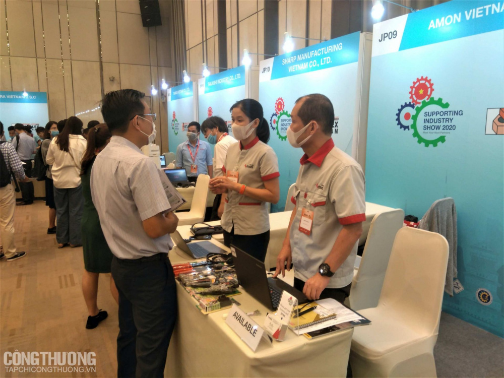Khách tham quan trong khu vực Triển lãm