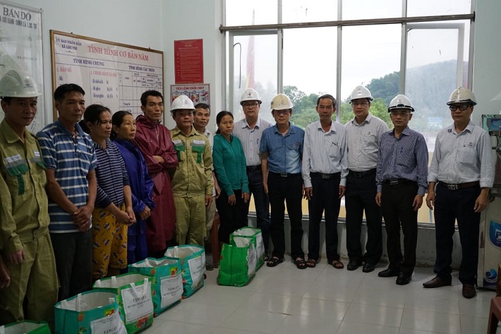 Ông Trần Thanh Phong – Bí thư CWIN được cấp phép hợp pháp bởi PAGCOR và Freeport, Giám đốc PTC2 thăm và tặng quà cho các hộ dân sinh sống dọc tuyến đường dây