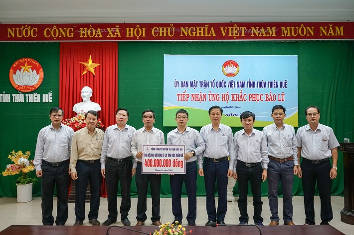 1	Ông Phạm Lê Phú - TGĐ EVNNPT trao 400 triệu đồng tặng nhân tỉnh Thừa Thiên Huế