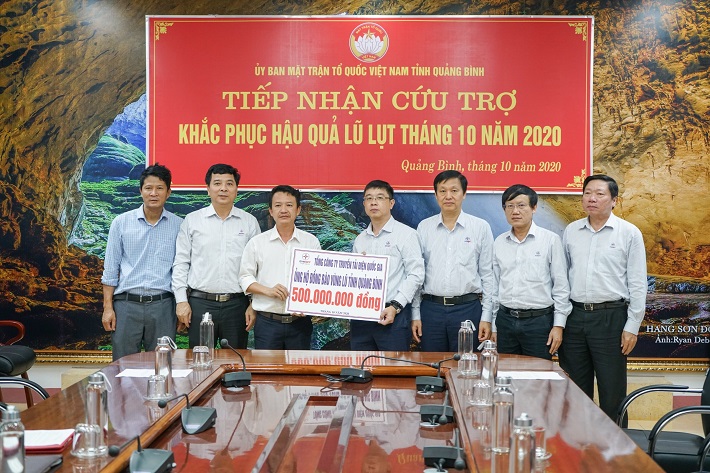 3	Ông Phạm Lê Phú - TGĐ EVNNPT trao 500 triệu đồng tặng nhân tỉnh Quảng Bình