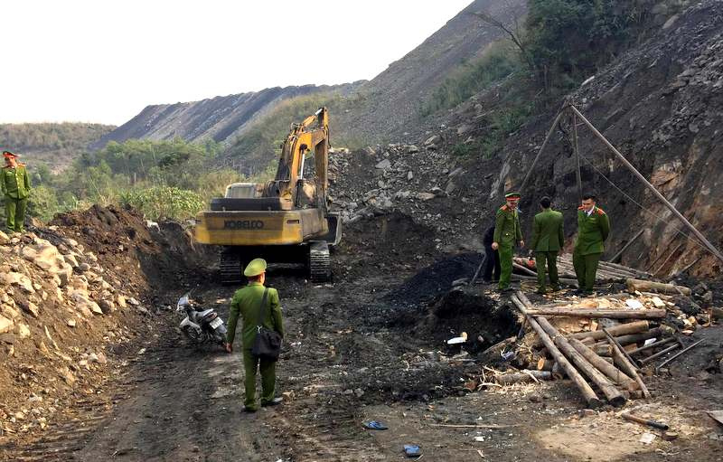 Công an TP Cẩm Phả phối hợp triệt phá 1 lò khai thác than trái phép tại thôn Khe Sím (xã Dương Huy, TP Cẩm Phả)