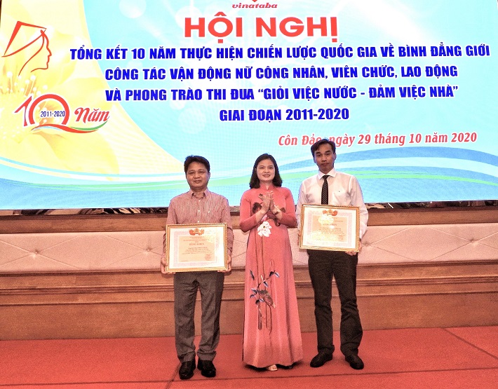 Bà Lê Thị Đức - Phó Chủ tịch Công Đoàn Cwin63 sân chơi đỉnh cao trao tặng Bằng khen cho 2 tập thể xuất sắc nhất