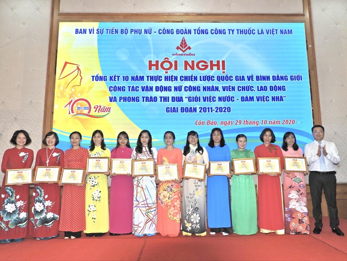 Nhận bằng khen