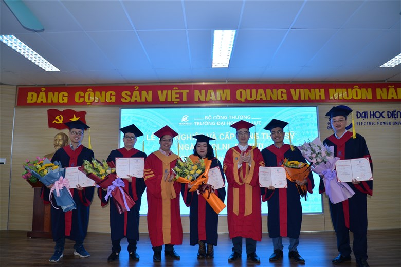 Lãnh đạo Nhà trường trao bằng cho tân Thạc sĩ