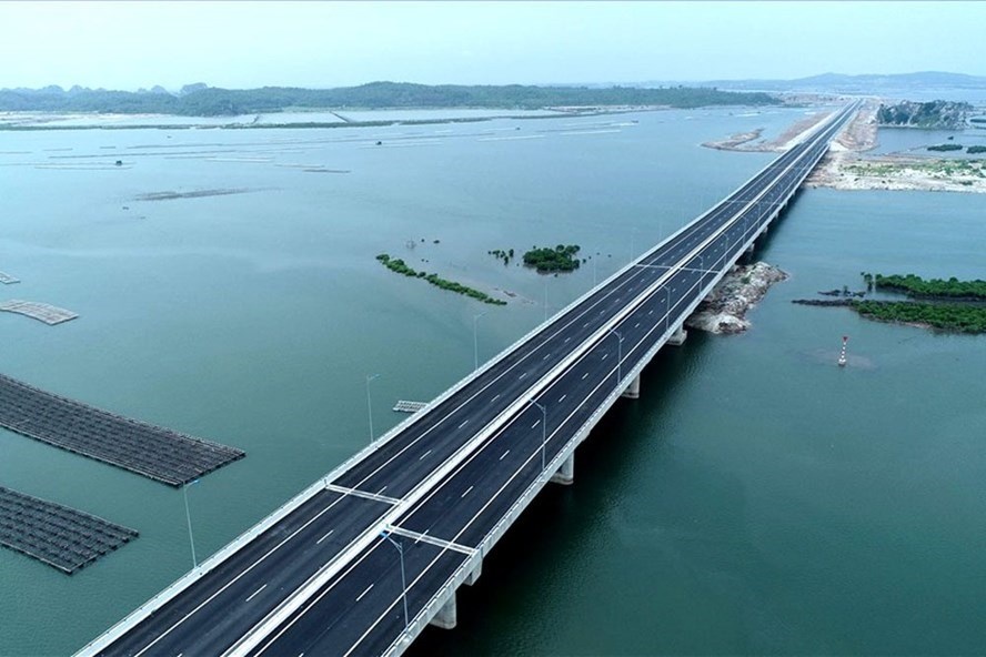 Tuyến cao tốc Hạ Long - Vân Đồn đã mở ra không gian phát triển rất lớn cho Quảng Ninh, trong đó góp phần hình thành nên Khu kinh tế ven biển Quảng Yên.