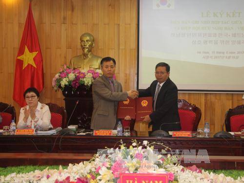 Ông Nguyễn Xuân Đông (phải), Chủ tịch UBND tỉnh Hà Nam và ông Kim Hyeon UK, Chủ tịch Hiệp hội Hữu nghị Hàn Quốc - Việt Nam tại buổi lễ ký kết biên bản ghi nhớ hợp tác.