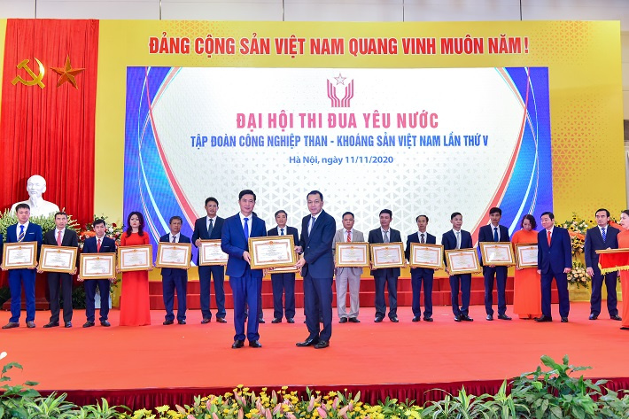 Nhận bằng khen