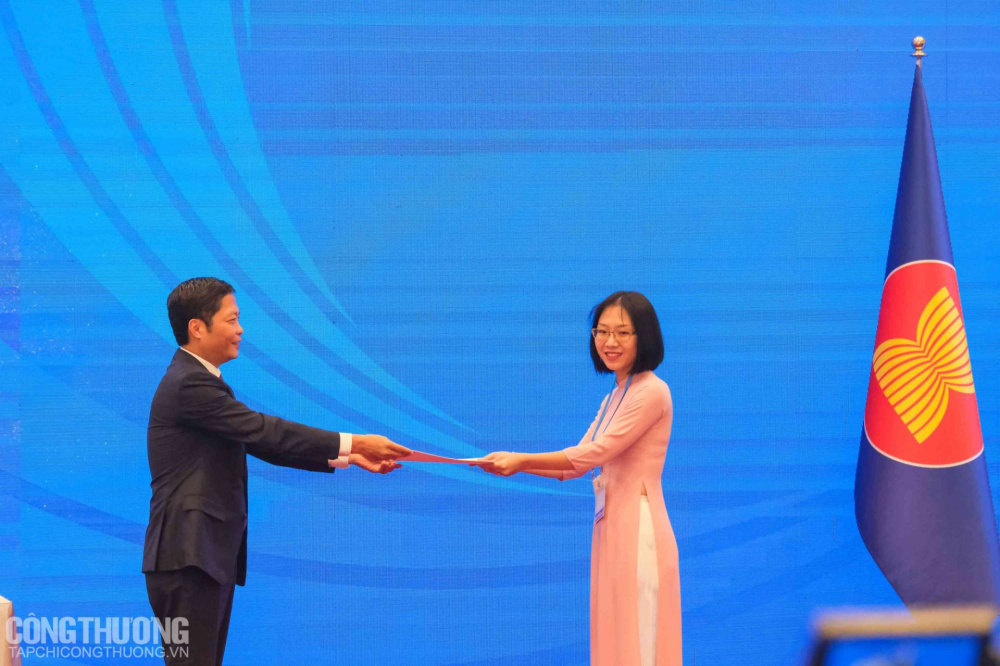 Bộ trưởng Trần Tuấn Anh trao lại bản ký cho đại diện ASEAN