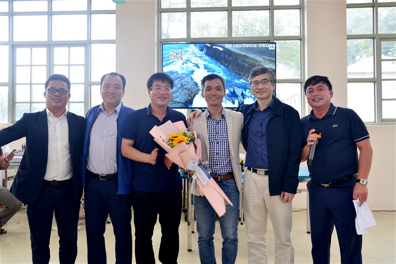 Lãnh đạo Nhà trường trao giải cho thầy Trần Trọng Thắng.