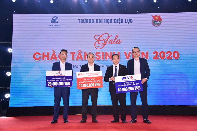 Đại diện các Cwincom hiện đang mở trao tài trợ cho chương trình chào tân sinh viên.
