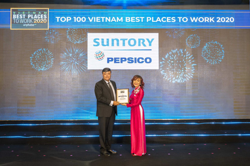 Ông Jahanzeb Khan - Tổng giám đốc Suntory PepsiCo Việt Nam nhận giải thưởng Top 3 Công ty đa quốc gia ngành hàng M.Cwin800.com thể thao, casino live, bắn cá và slot nổ hũ nhanh