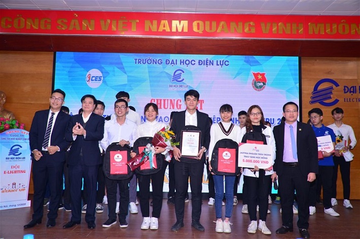 trao Giải Nhất cho đội VISION HOME đến từ Khoa Công nghệ thông tin