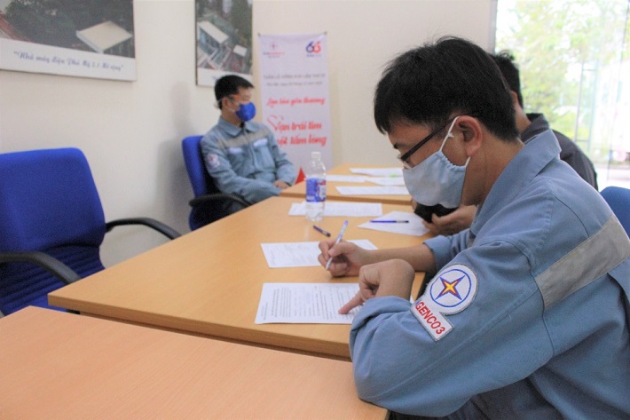 CBCNV đăng ký tham gia hiến máu hưởng ứng “Tuần lễ hồng EVN lần thứ VI”