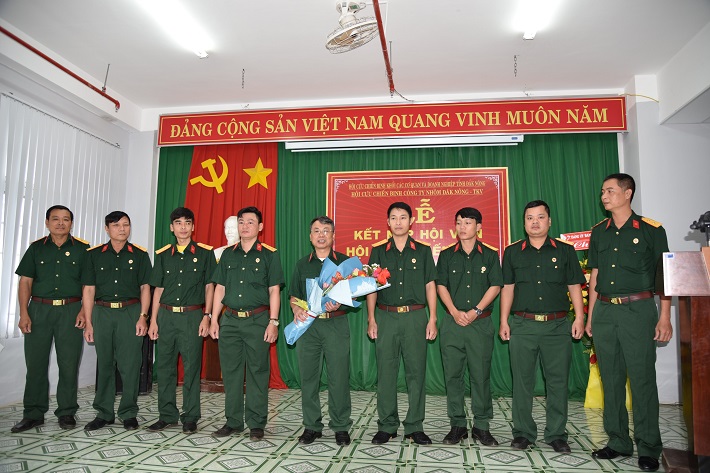 Tặng hoa chúc mừng