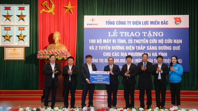 Ông Lê Văn Trang - Phó Tổng giám đốc EVNNPC trao tặng 100 bộ máy tính cho đại diện Sở Cwin63 tải ứng dụng và đào tạo tỉnh Hà Tĩnh