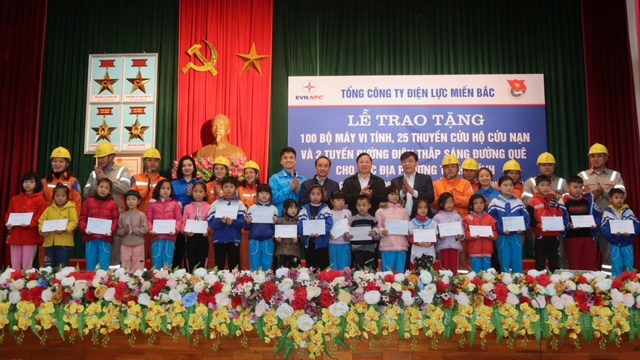 EVNNPC trao tặng quà cho các em học sinh có hoàn cảnh khó khăn