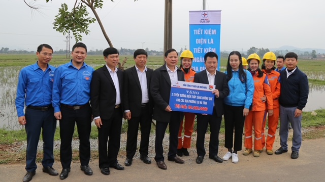 EVNNPC trao tặng công trình thnah niên thắp sáng đường quê