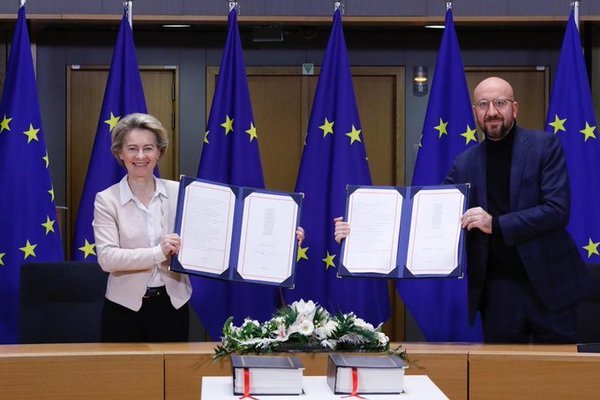 Chủ tịch Ủy ban châu Âu Ursula von der Leyen và Chủ tịch Hội đồng châu Âu Charles Michel