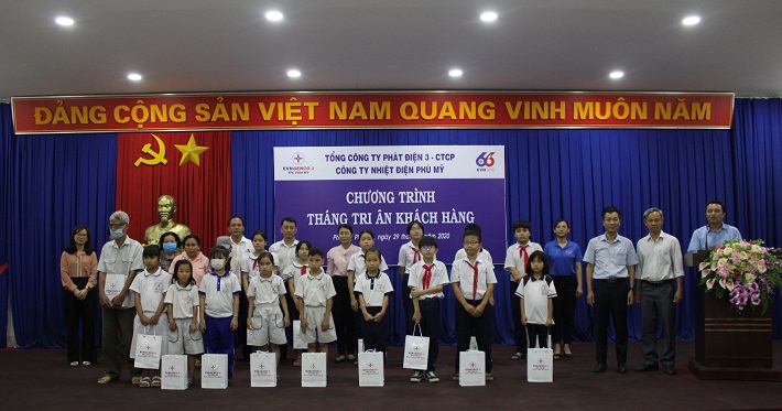 Đại diện Công ty Nhiệt điện Phú Mỹ và chính quyền địa phương và trao quà cho các em nhỏ có hoàn cảnh khó khăn