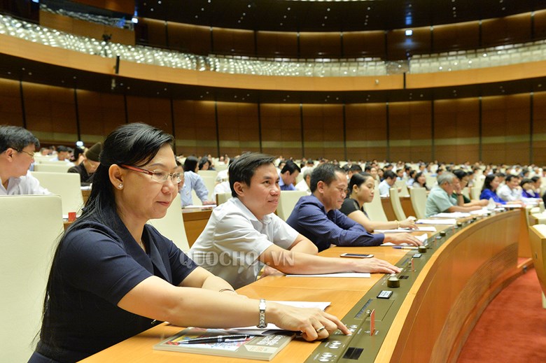 Các đại biểu Quốc hội bấm nút thông qua Luật Cạnh tranh (sửa đổi) sáng 12/6/2018