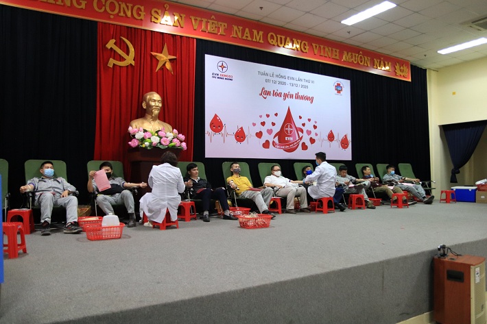 Hình ảnh: CBCNV Công ty Nhiệt điện Mông Dương hiến máu