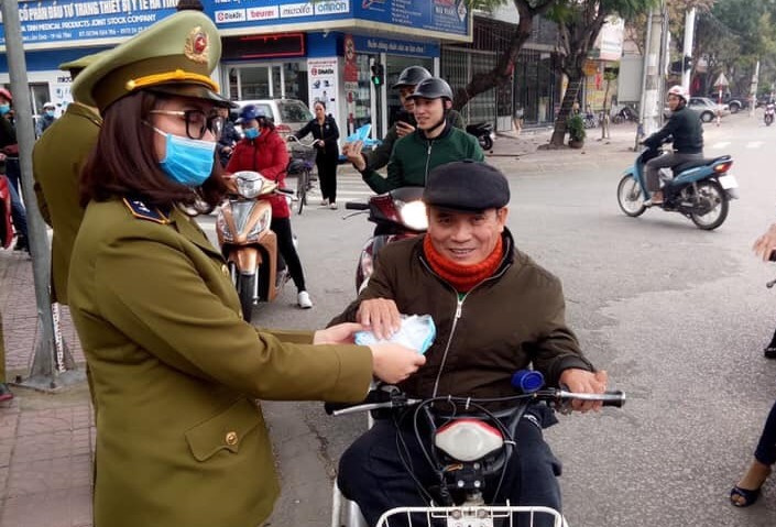 phát khẩu trang miễn phí