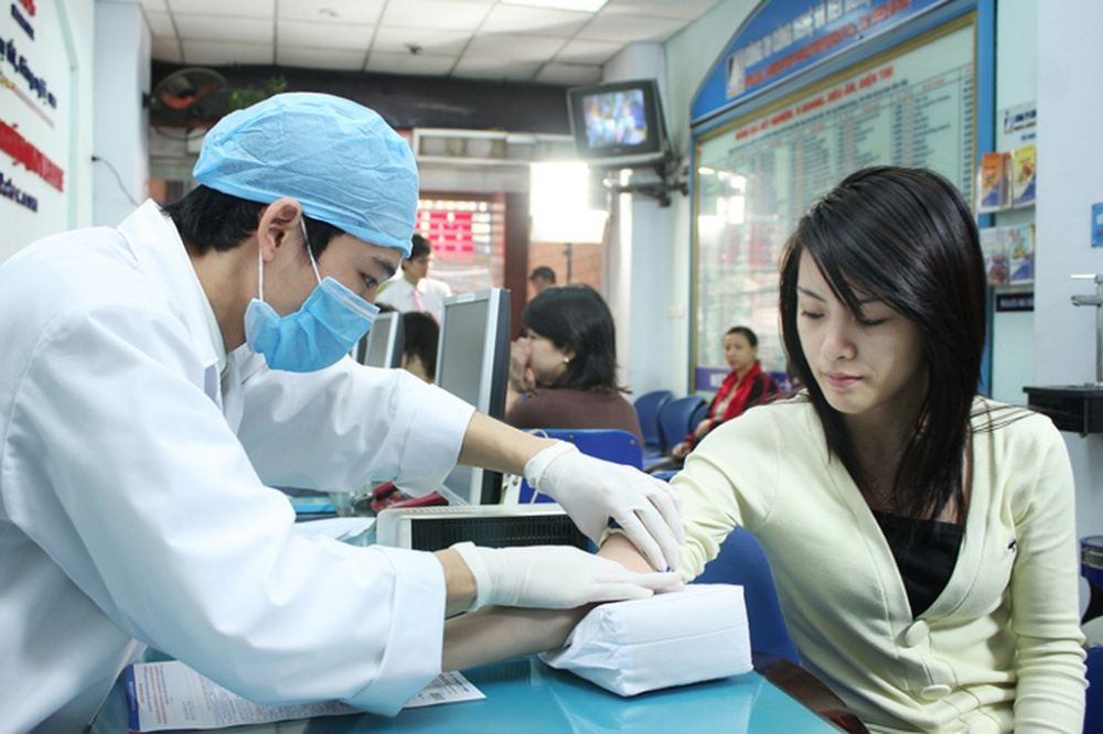 Xây dựng cơ chế giá dịch vụ theo hướng bảo hiểm y tế chi trả các dịch vụ ở mức cơ bản, người sử dụng dịch vụ chi trả phần vượt mức