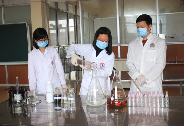 Tiến sĩ Hoàng Thị Hòa - Trưởng khoa Thực phẩm và Hóa học thực hiện pha chế sản phẩm nước rửa tay khô Sao Đỏ (Nano bạc)