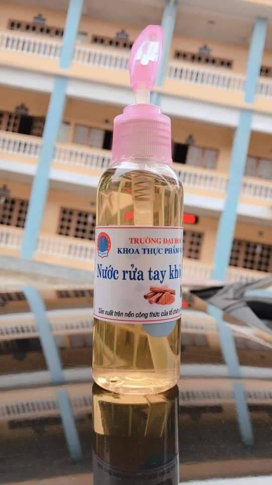 Sản phẩm sau khi pha được lắc đều, kiểm tra nồng độ cồn và sang chiết ra các chai xịt nhỏ