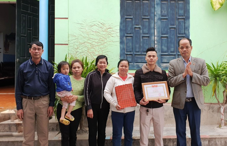 Giam doc than quang hanh trao giay khen
