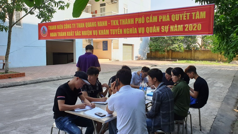 Công dân viết đơn tình nguyện nhập ngũ