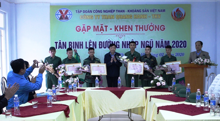 giam doc than quang hanh khen thuong