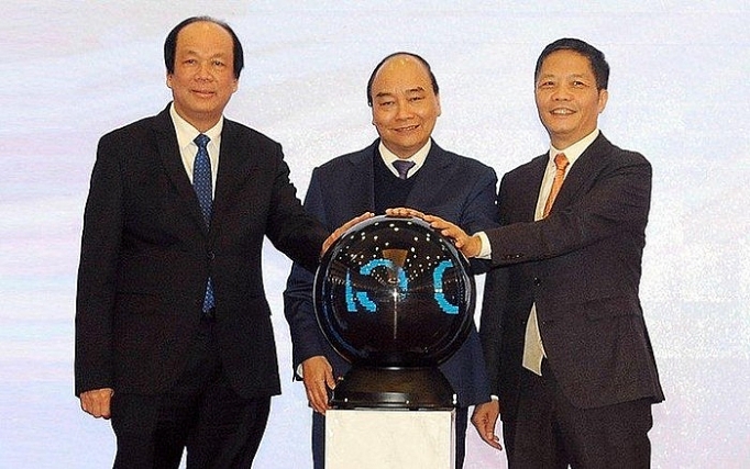   Thủ tướng Nguyễn Xuân Phúc cùng các đại biểu thực hiện nghi thức khai trương hệ thống cấp C/O (Giấy chứng nhận xuất xứ Cwin Đăng Ký + 1888k) mẫu D điện tử của Bộ Công thương.