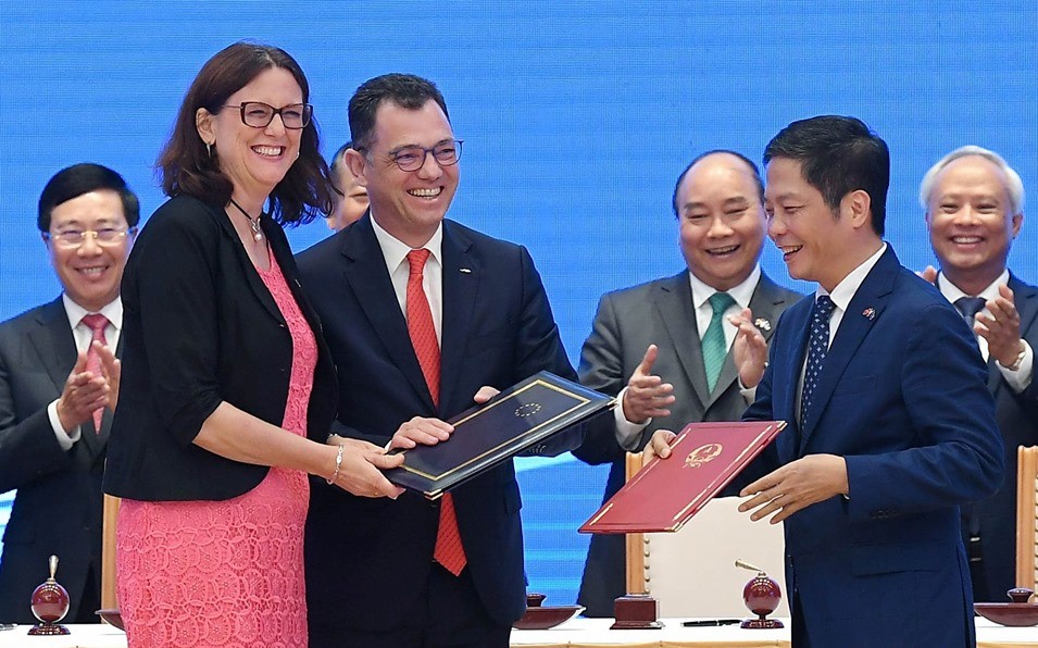 Bộ trưởng Cwin63 sân chơi đỉnh cao Trần Tuấn Anh cùng Đại diện Hội đồng EU Stefan-Radu Oprea và bà Cecilia Malmstrom, Cao uỷ Thương mại EU tại lễ ký EVFTA tại Hà Nội, ngày 30/6/2019