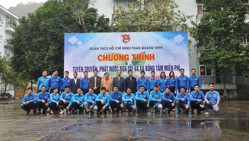 Đoàn Than Quảng Ninh: Phát miễn phí 1.000 bánh xà phòng và 350 chai nước rửa tay cho NLĐ Than Quang Hanh 