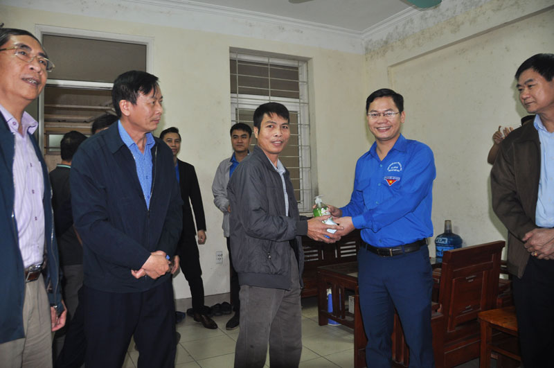 Đoàn Than Quảng Ninh: Phát miễn phí 1.000 bánh xà phòng và 350 chai nước rửa tay cho NLĐ Than Quang Hanh 