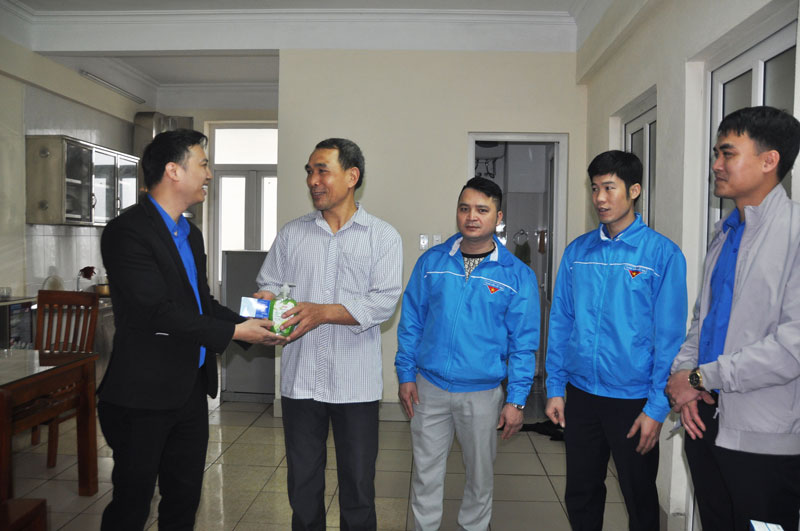 Đoàn Than Quảng Ninh: Phát miễn phí 1.000 bánh xà phòng và 350 chai nước rửa tay cho NLĐ Than Quang Hanh 