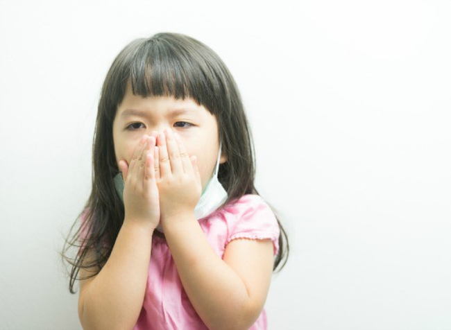 Che tay khi hắt hơi