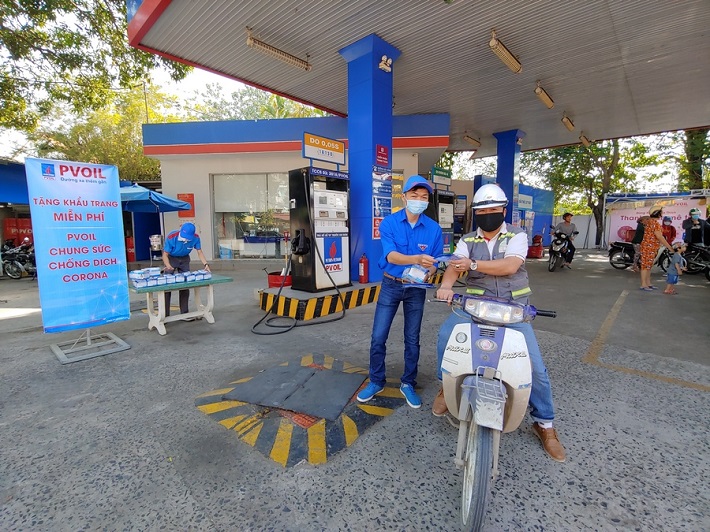 Hình ảnh phát khẩu trang tại các cửa hàng của PVOIL
