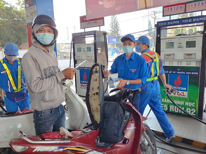 phát khẩu trang cho khách hàng đi xe máy