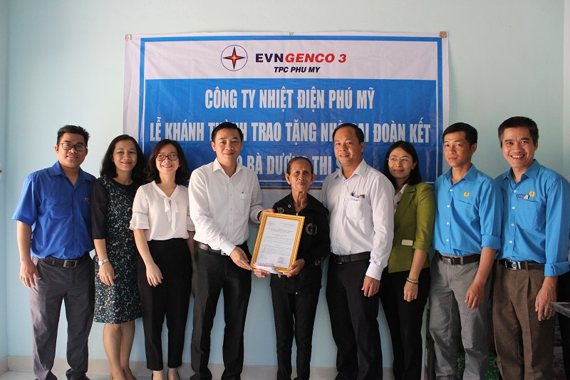 CBCNV Công ty Nhiệt điện Phú Mỹ cùng gia đình trong buổi bàn giao căn nhà