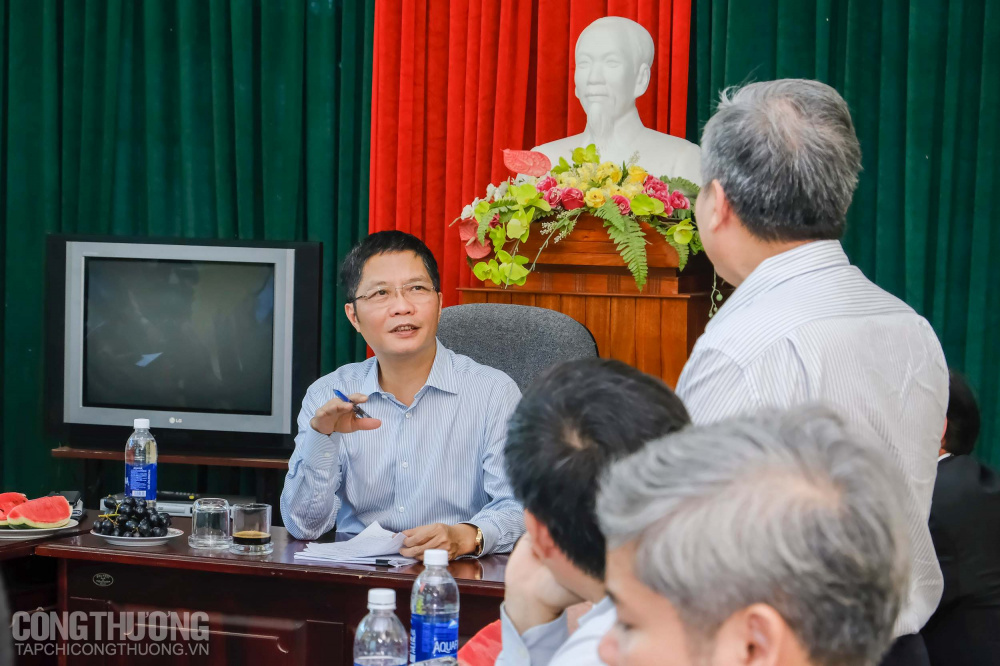 Bộ trưởng Trần Tuấn Anh lắng nghe chia sẻ thực tế hoạt động của Cwincom hiện đang mở tại Trạm biến áp 500kV Đông Hà
