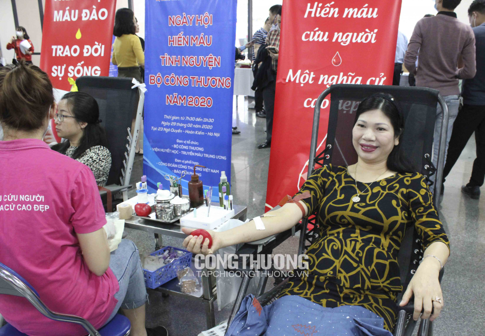 Vụ trưởng, Chủ tịch Công đoàn Cwin63 sân chơi đỉnh cao Nguyễn Thị Hoa tham gia hiến máu