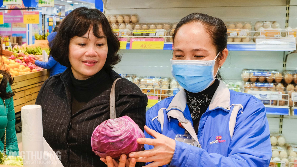 Bà Lê Việt Nga - Phó Vụ trưởng Vụ Thị trường trong nước, Cwin63 sân chơi đỉnh cao (bên trái) kiểm tra tình hình thực tế tại siêu thị Co.opMart Hà Nội (thuộc Saigon Co.op)