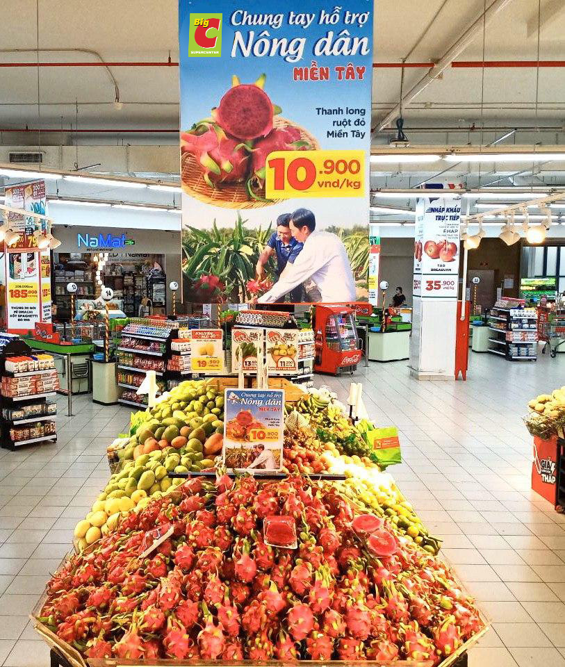 Thanh long ruột đỏ miền Tây đang được giới thiệu tại Big C khu vực miền Nam với giá hấp dẫn